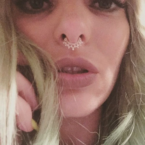 Delia Matache a fost certată de fani după ce şi-a pus cercel în nas