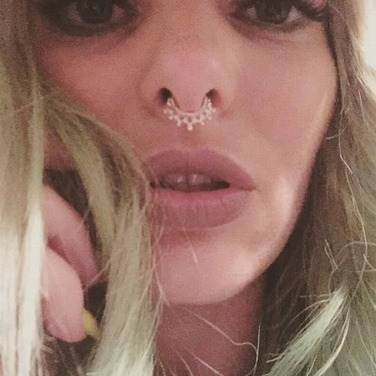 Delia Matache a fost certată de fani după ce şi-a pus cercel în nas