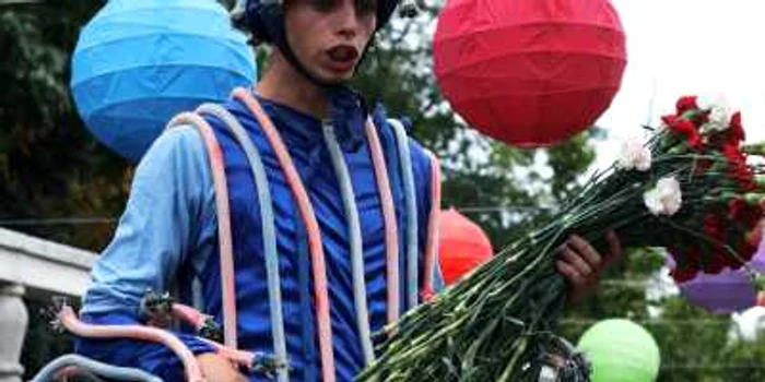 Oameni pe picioroange au împărţit flori pentru a-i aproviziona” pe vizitatori pentru bătaia cu flori din Herăstrau FOTO: Mihaela Cojocariu