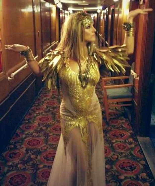 Britney Spears s-a îmbrăcat ca o regină egipteană pentru şedinţa foto. (Twitter)