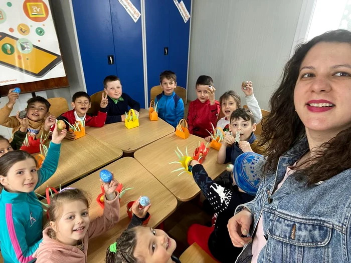 Alina și micii săi elevi FOTO arhiva personală