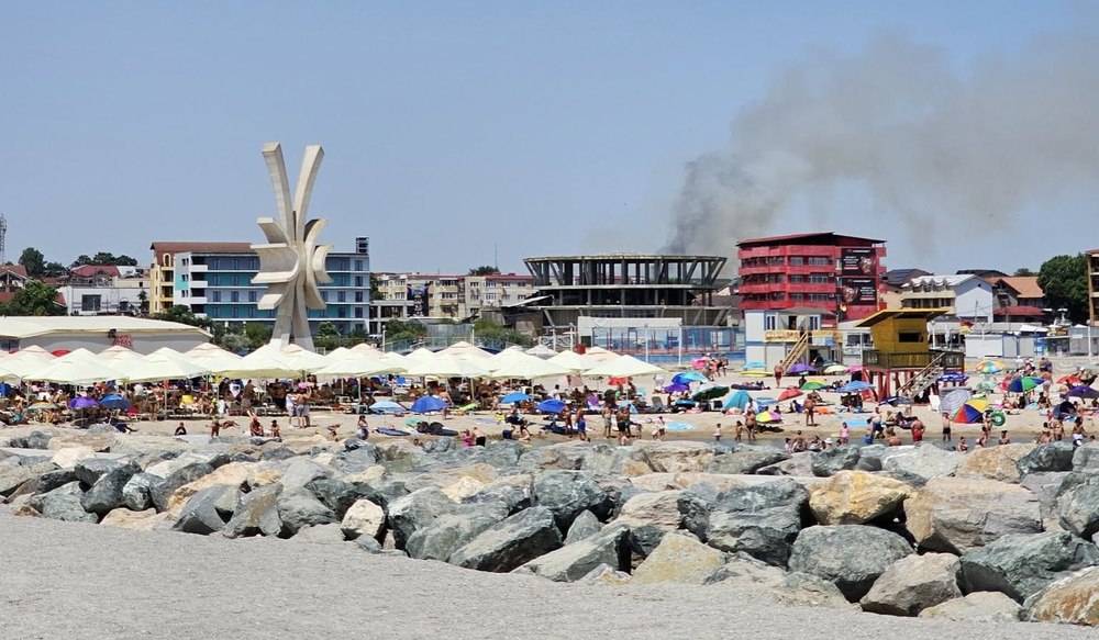 Požar na prostem v bližini plaže v Costinești povzročil paniko med turisti