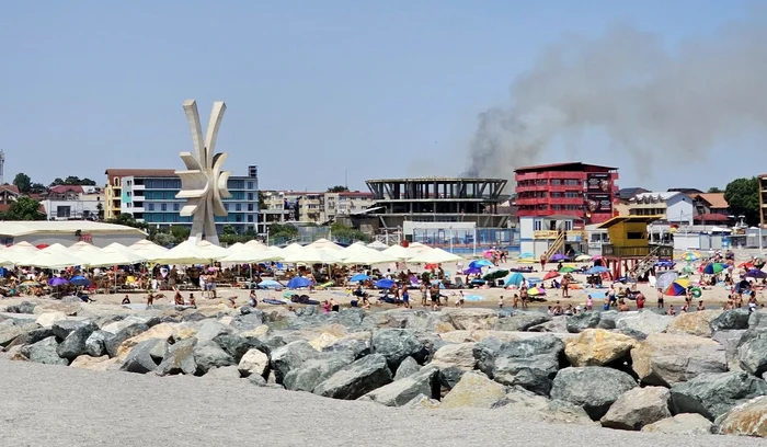 Incendiu de vegetație uscată lângă plajă, la Costinești