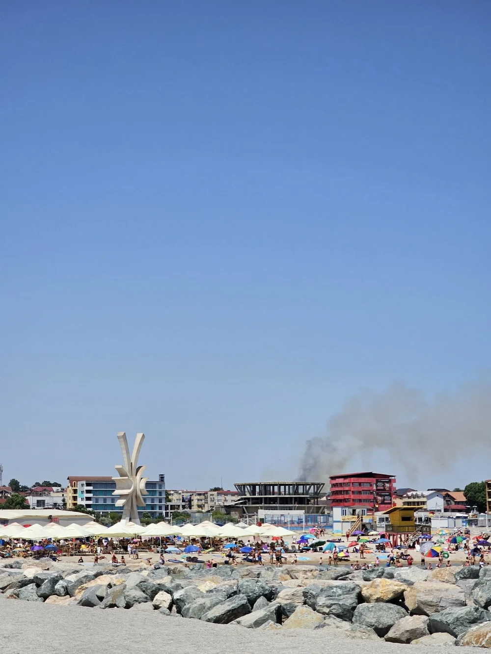 Incendiu de vegetație uscată lângă plajă, la Costinești