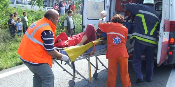 Trei oameni au fost răniţi în această dimineaţă pe străzile din judeţ