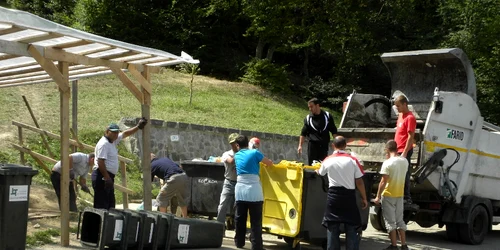 Deţinuţii au strâns gunoaiele lăsate de pelerinii de la Nicula
