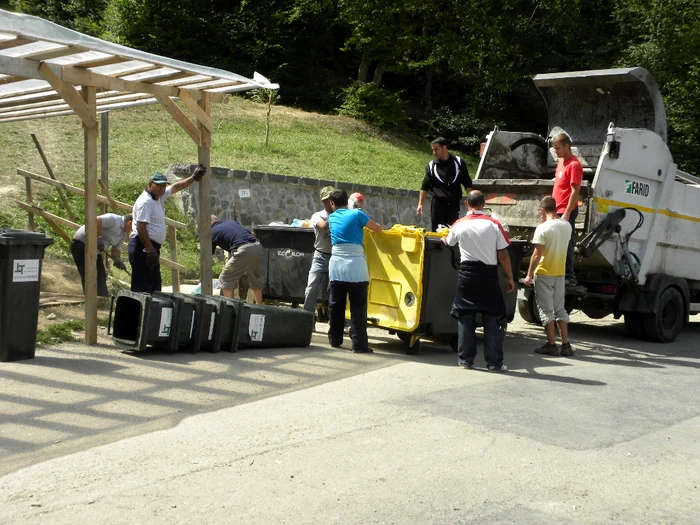 Deţinuţii au strâns gunoaiele lăsate de pelerinii de la Nicula