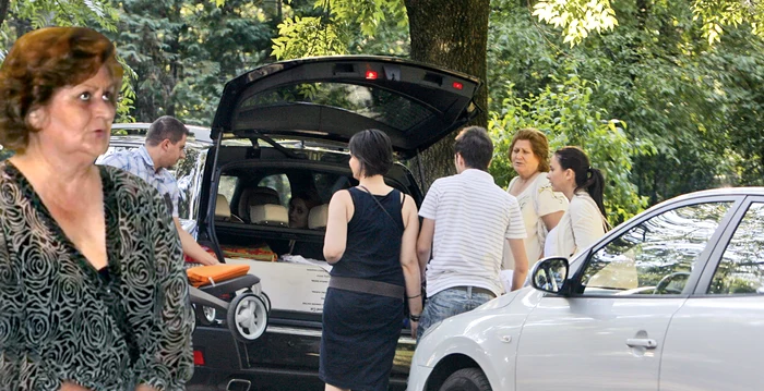 Adriana Elisei, aici alături de fica sa Adelina, într-o fotografie surprinsă în vară, când soţii Chivu au venit în România cu fiica lor