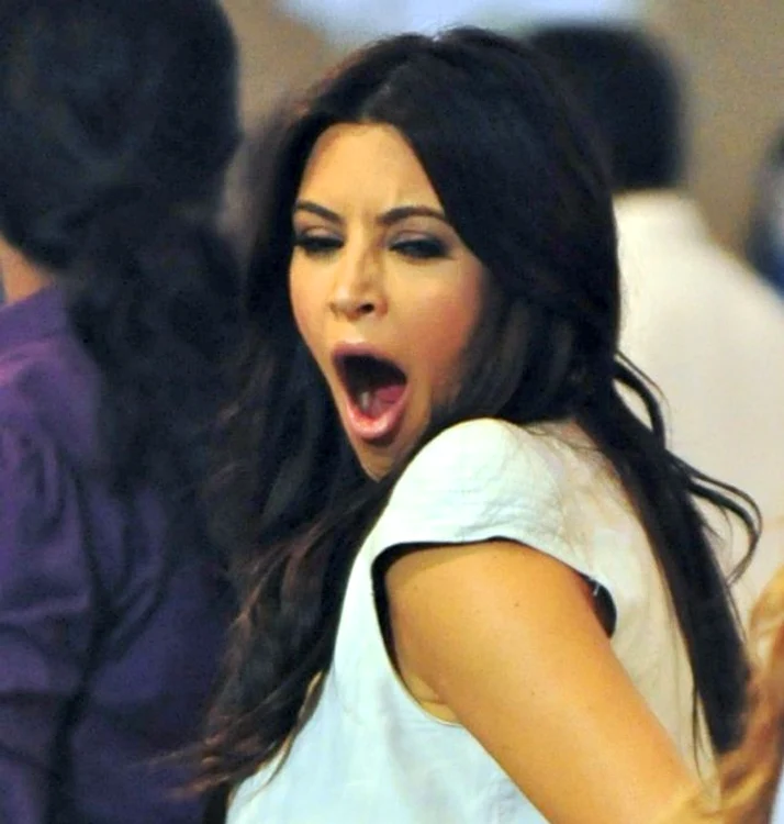 Kim Kardashian căscă de mama focului (Foto: Hepta)