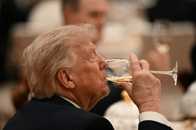 Donald Trump ar fi cumpărat din greșeală acțiuni la un lanț de restaurante cu sushi. Intenția era să investească într-o companie IT