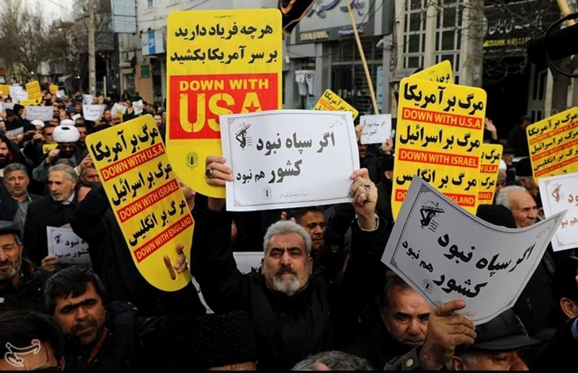 Participanţii la rugăciune au fost înarmaţi cu bannere împotriva Statelor Unite şi cu mesaje de susţinere pentru Gărzile Revoluţionare, organizaţie detestată de iranienii de rând, care a doborât avionul ucrainean