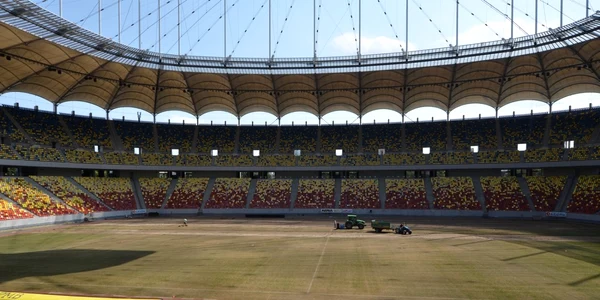 Muncitori decoperteaza suprafata de joc a stadionului Arena Nationala pentru a permite inlocuirea gazonului. FOTO David Muntean