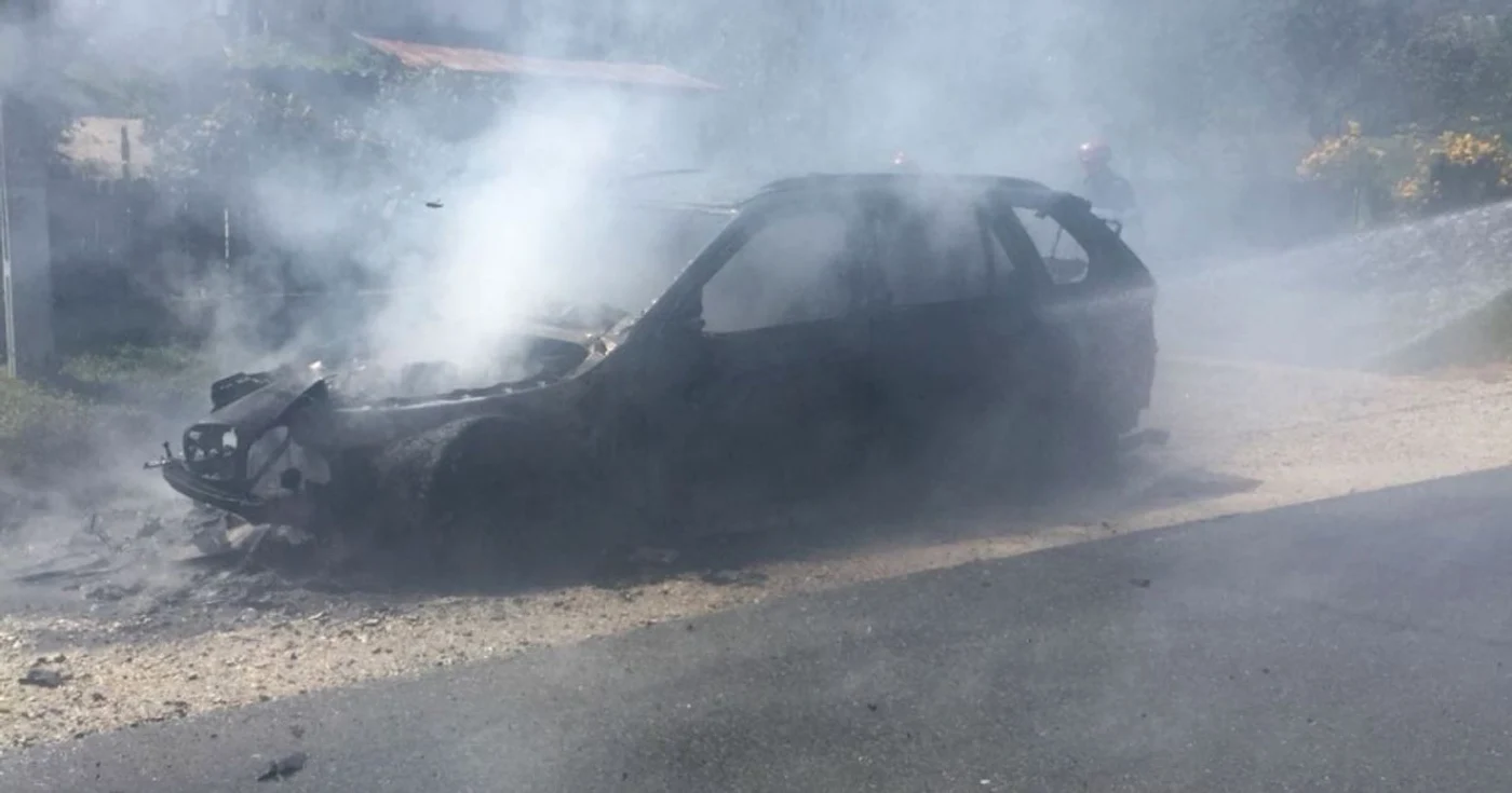 BMW X 5 în flăcări, la Bărbăteşti, pe DN 67, Foto: Adevărul