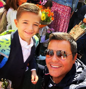 Cove, alături de băiețelul său