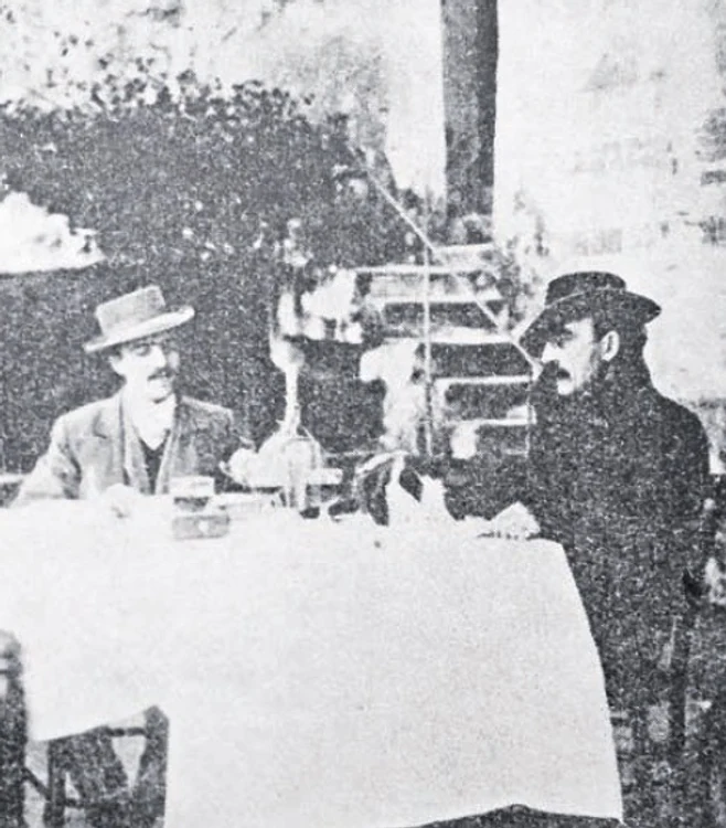 Poetul Alexandru Macedonski (dreapta) şi fiul său Alexis,  în 1906