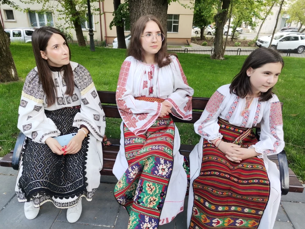 tinere din ucraina in straie oltenesti - foto george pitulescu