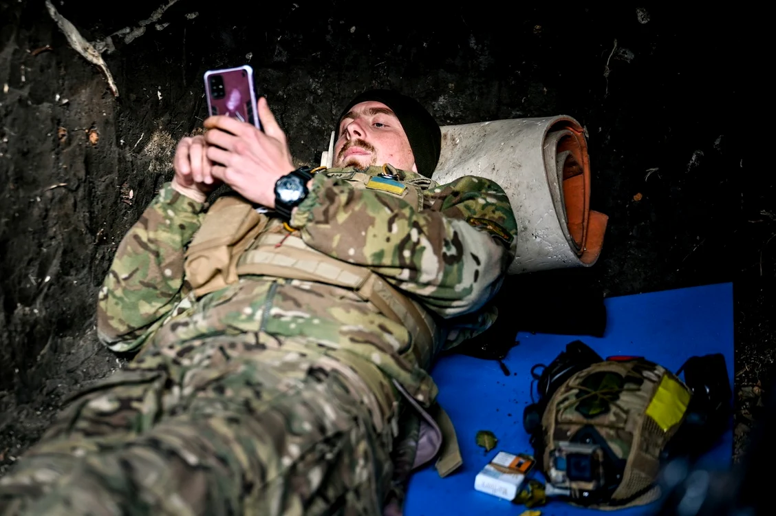 Soldat ucrainean cu telefonul în mână FOTO Profimedia 