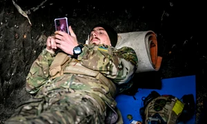 Soldat ucrainean cu telefonul în mână FOTO Profimedia 