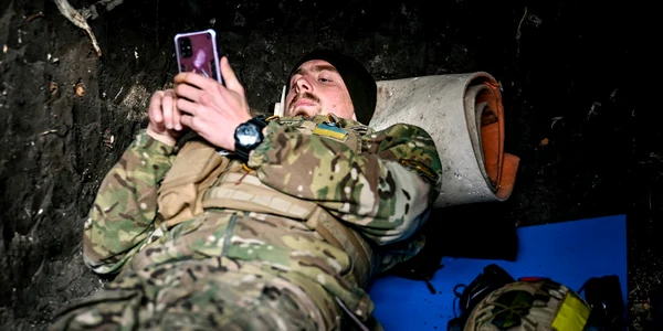 Soldat ucrainean cu telefonul în mână FOTO Profimedia 