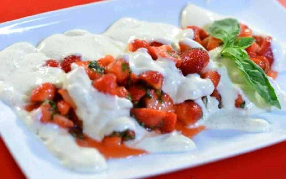 Căpşuni cu cremă de lămâie şi busuioc