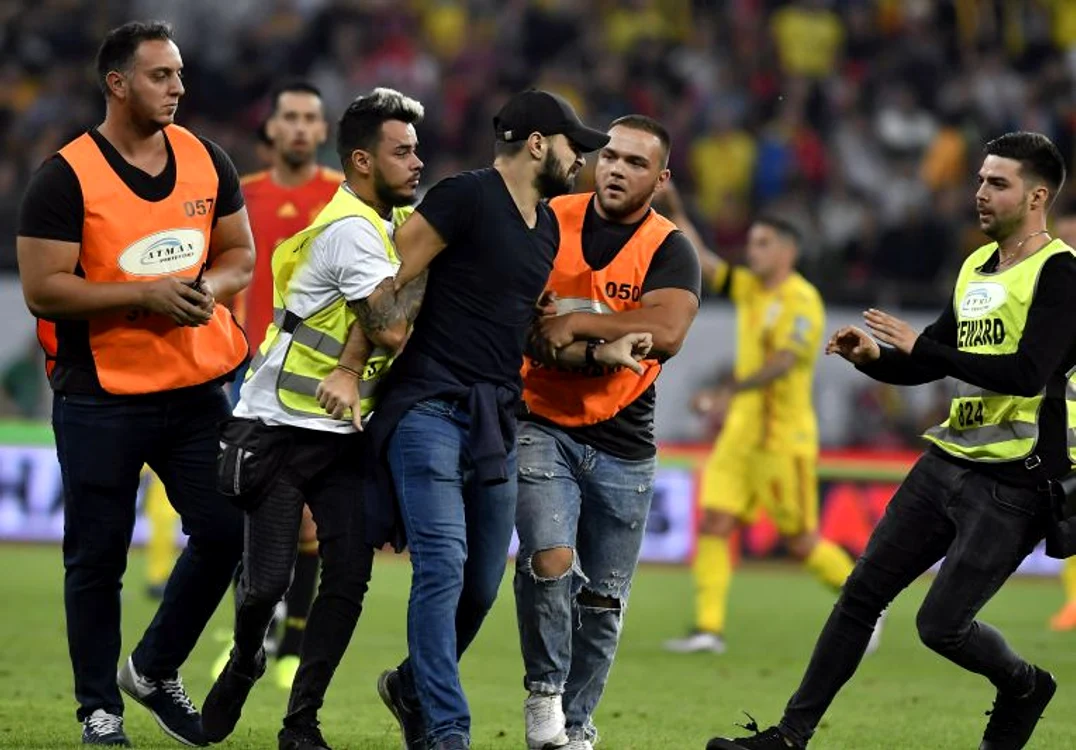 
    Doi fani au intrat pe teren la meciul Romania - SpaniaFOTO: Sportpictures.eu  