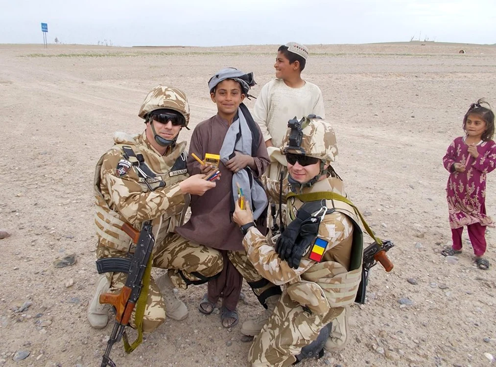 
    Copiii din Kandahar au primit cu căldură darurile soldaților români. (foto: Facebook/Ministerul Apărării)  