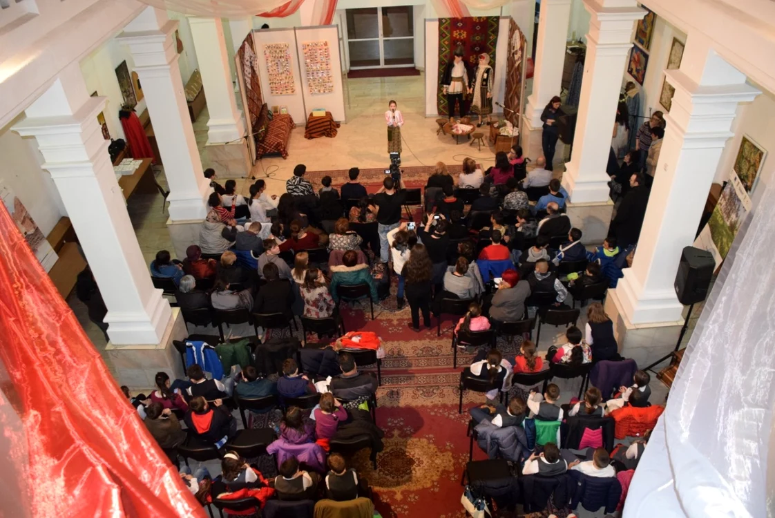 Expoziţia găzduită de Sala Auditorium a Muzeului de Istorie este una cu vânzare, mărţişoarele fiind confecţionate în cadrul unor ateliere desfăşurate la instituţia muzeală târgovişteană