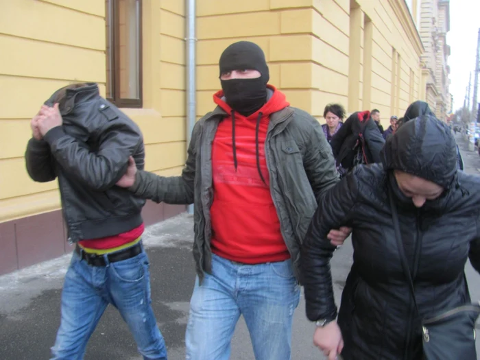 Inculpatii au fost adusi la sediul DIICOT Sibiu, pentru audieri - Foto Ramona Găină