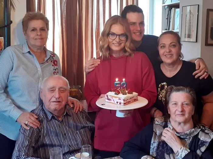 Manuela Hărăbor, alături de sora ei, Cezarina (dreapta), de părinți (jos) și fiul Andreifoto: Facebook