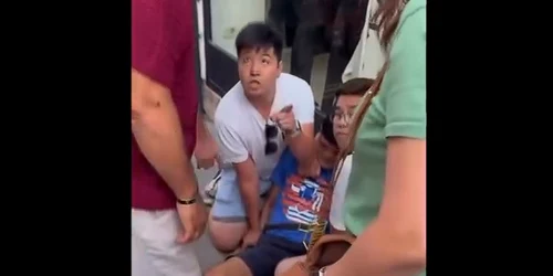 roman fost pus la pamant de turistii asiatici Captura FB png