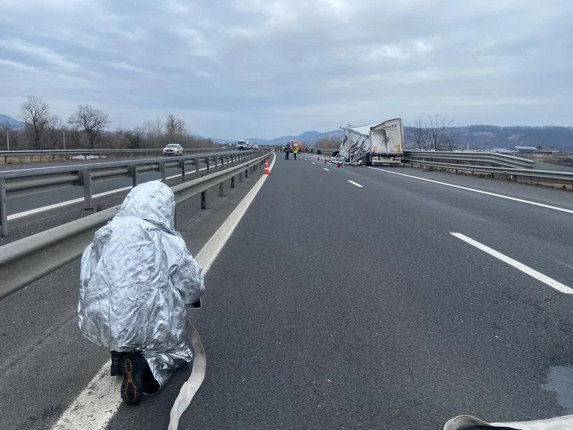 Ciocnire violentă între două autotrenuri pe A1. Unul dintre ele transporta sulfat de amoniu, iar o parte din încărcătură a ajuns pe carosabil