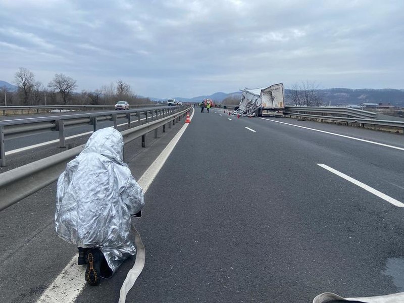 Ciocnire violentă între două autotrenuri pe A1. Unul dintre ele transporta sulfat de amoniu, iar o parte din încărcătură a ajuns pe carosabil