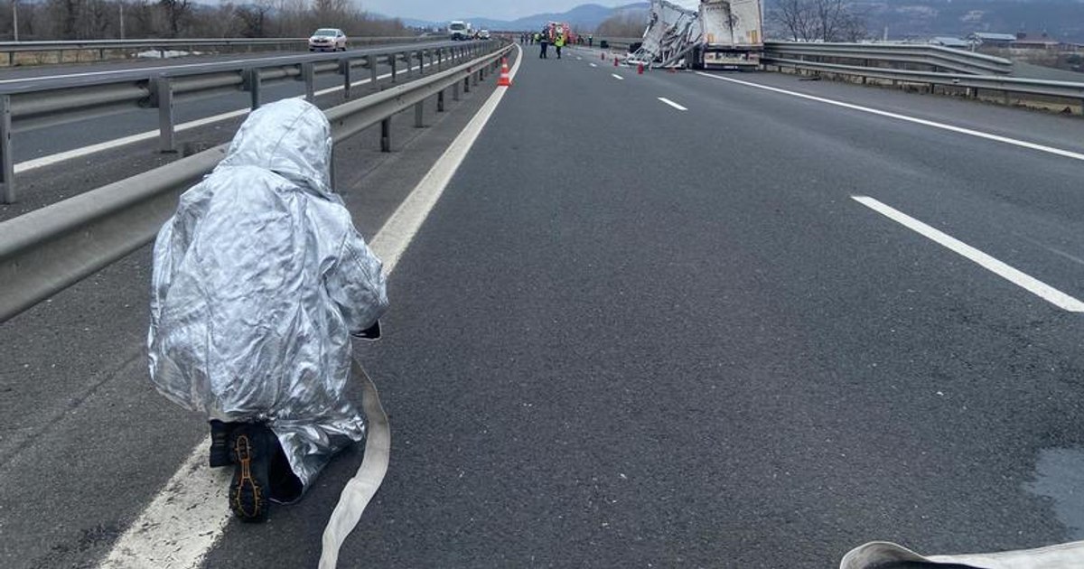 Accident grav pe A1: Sulfat de amoniu pe drum după coliziunea a două autotrenuri