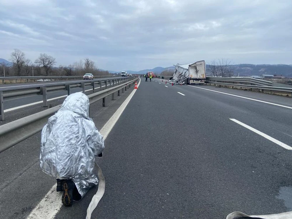 Ciocnire violentă între două autotrenuri pe A1. Unul dintre ele transporta sulfat de amoniu, iar o parte din încărcătură a ajuns pe carosabil