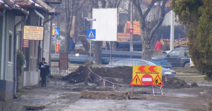 Pe strada Dimitrie Cantemir se lucrează la canalizare 