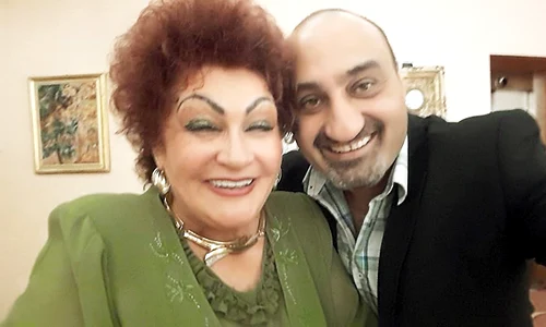 Solista şi a strâns prietenii din junglă şi i a omenit cu mâncare şi băutură jpeg
