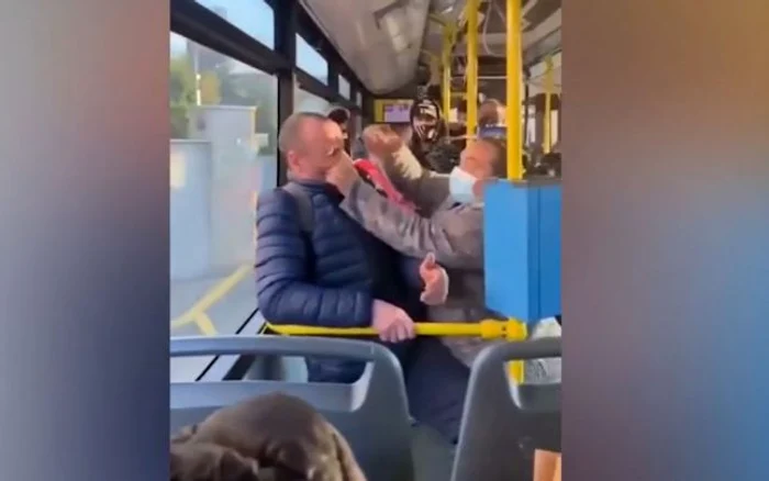 Bărbatul a fost pălmuit pentru că nu purta mască de protecție în mijlocul de transport în comunFoto: Captură Video