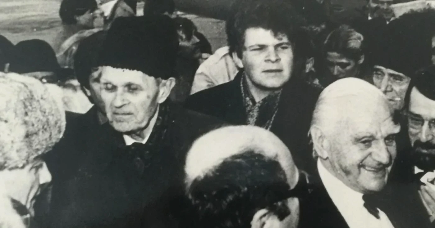 Imagini de la sosirea în ţară a lui Ion Raţiu. Colecție Fundația Corneliu Coposu