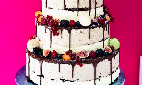 Aşa a arătat tortul delicios pe care Roxana şi soţul ei l au avut la nuntă  jpeg