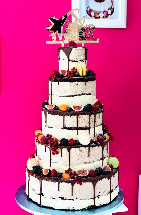 Aşa a arătat tortul delicios pe care Roxana şi soţul ei l-au avut la nuntă 