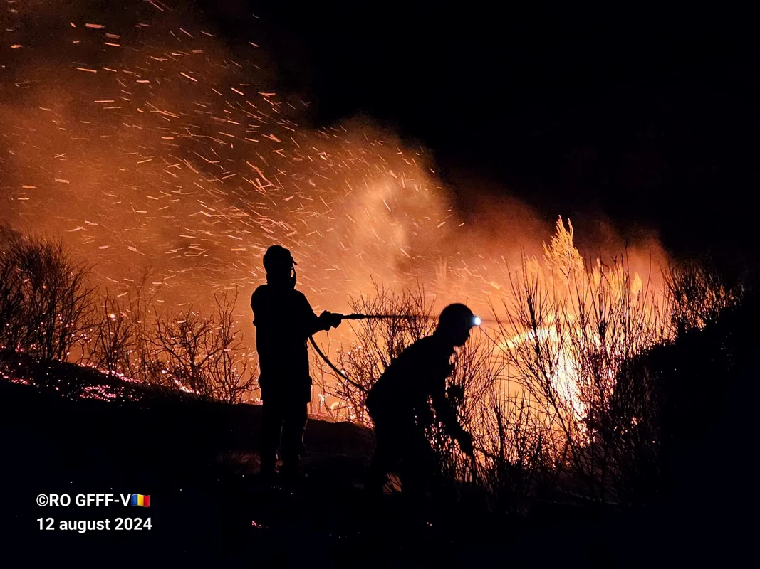 Pompierii romani ajuta la stingerea incendiilor din Grecia Foto Igsu (23) jpeg