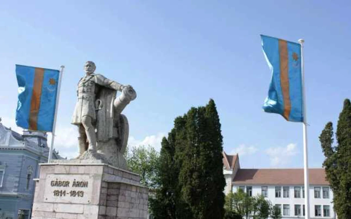 Cele două steaguri mari care au fost îndepărtate din centrul oraşului, de lângă statuia lui Gabor Aron, vor fi arborate într-o altă locaţie. FOTO dantanasa.ro