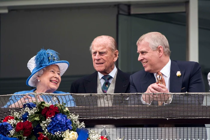 Regina Elisabeta cu Prințul Philip și fiul Andrew, căzut acum în dizgrație