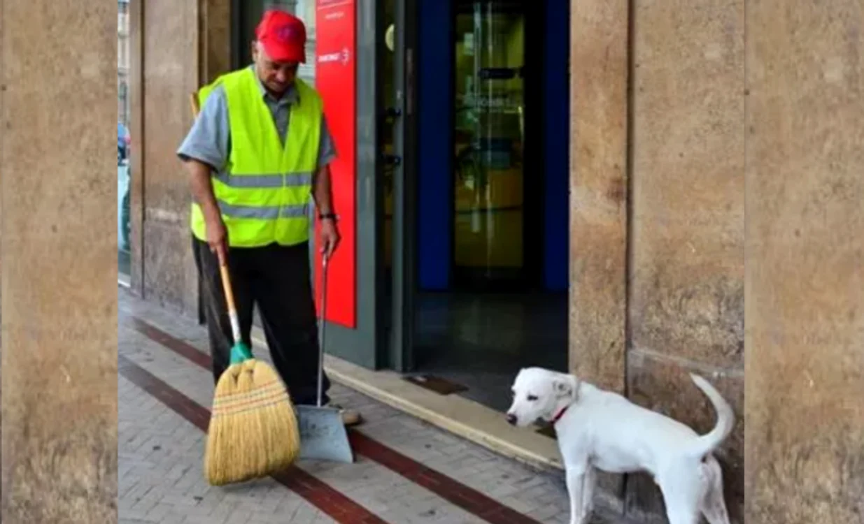 Angelo Caliò mătura străzile din centrul localității Foto: La Stampa via stiridisapora