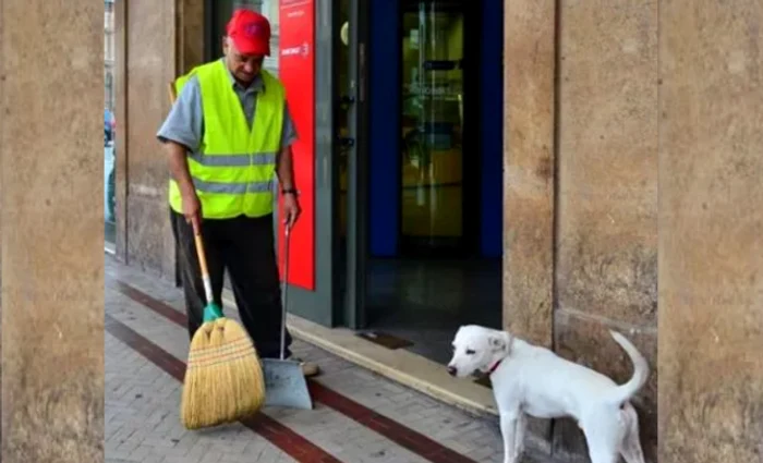 Angelo Caliò mătura străzile din centrul localității Foto: La Stampa via stiridisapora