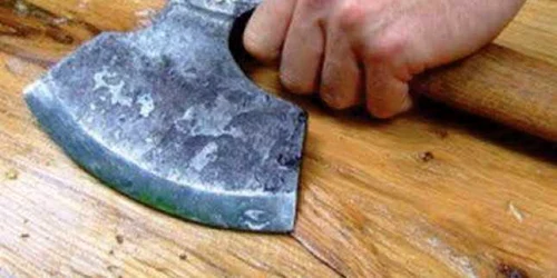 Agresorul a ieşit la poliţişti cu toporul