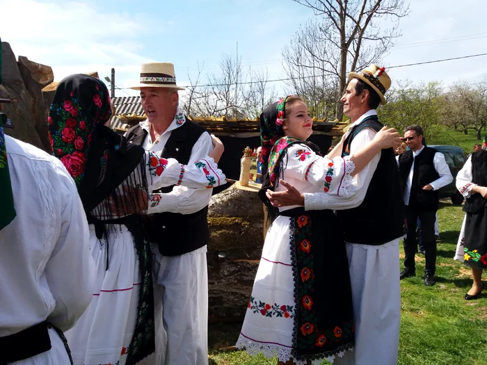 Petrecerea cu joc și voie bună are loc acasă la cel sărbătorit  FOTO Angela Sabău