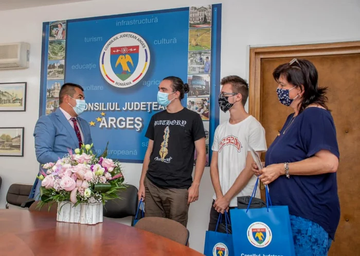 Diplomă de merit pentru clubul de voluntariat intrat Cartea Recordurilor cu un logo de 1000 mp din caiete reiclabile
