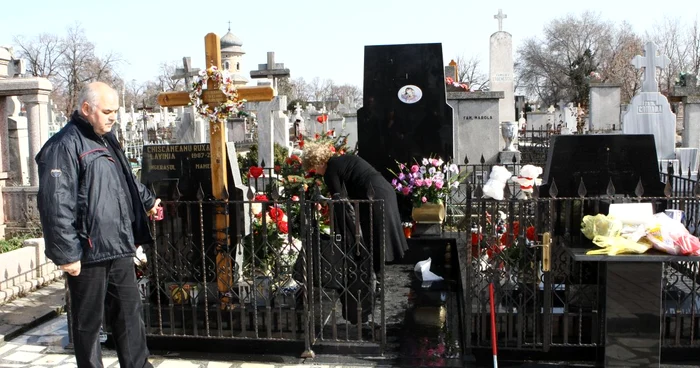 De la mormântul familiei Chiscăneanu s-au furat cinci cruci din bronz
