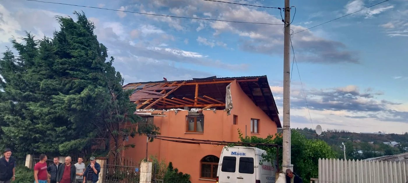 Acoperișuri smulse de vijelia puternică FOTO: Gheorghe Marin
